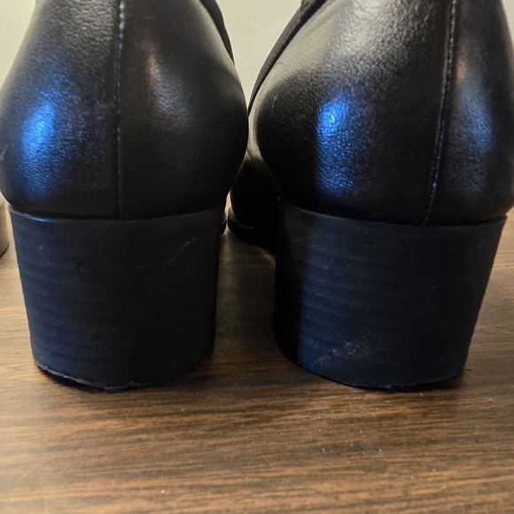 Salvatore Ferragamo Gancini size 9 black calf pump block heel gold hardware - Picture 6 of 7